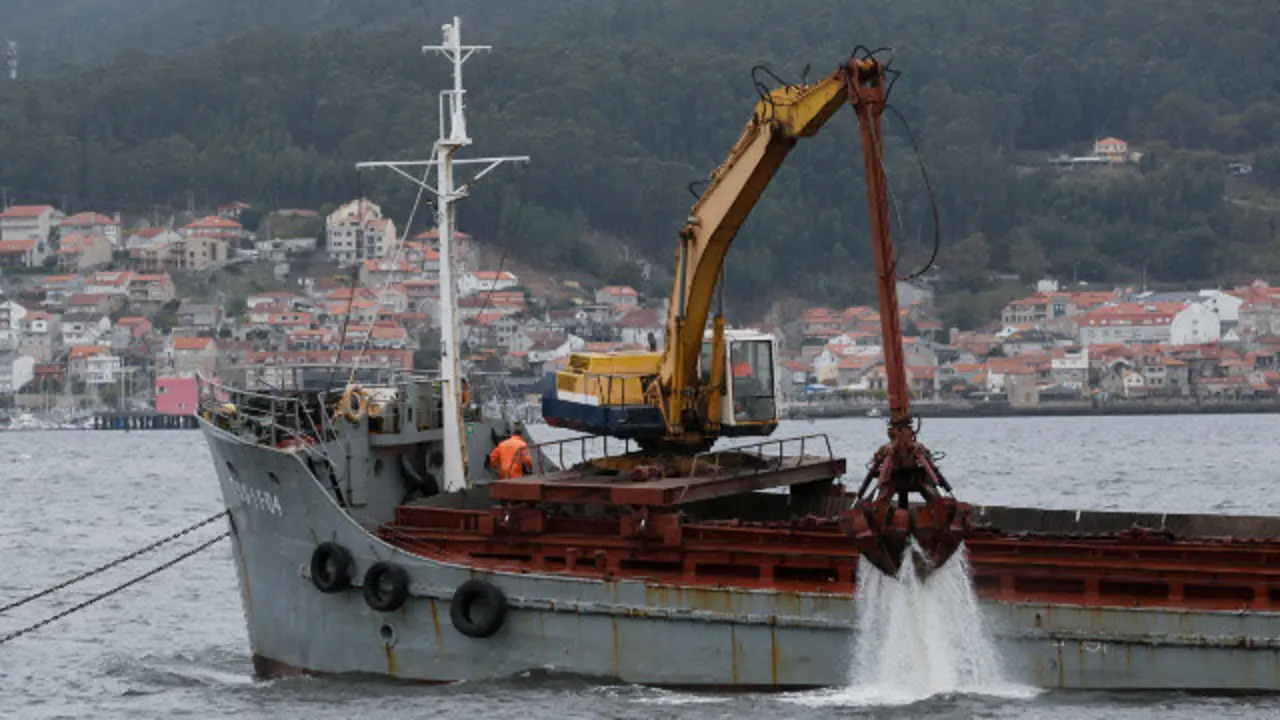 Traballos de dragado na ría de Pontevedra. GONZALO GARCÍA