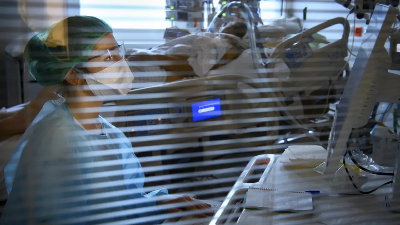 Una sanitaria en la Uci de un hospital. EFE