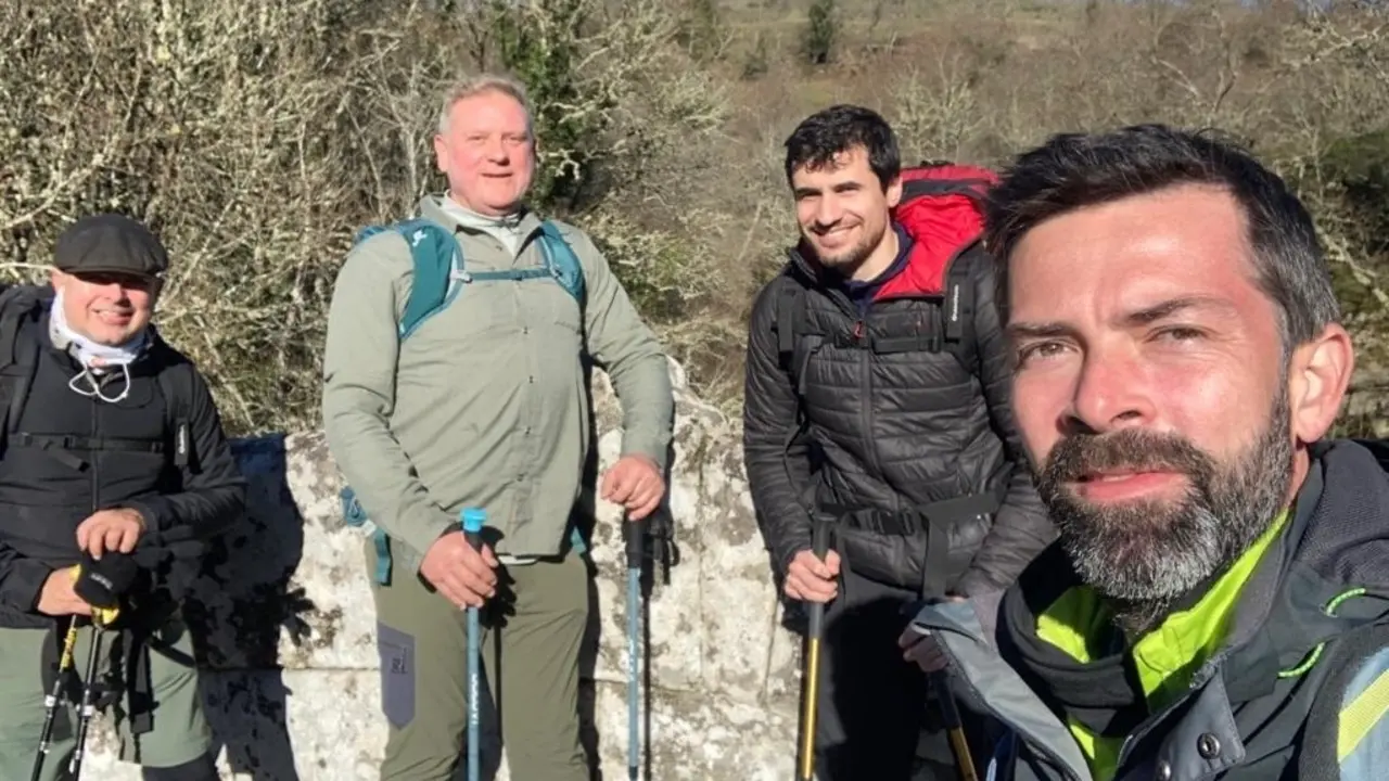 Un grupo de peregrinos de Málaga y Madrid se hace una foto durante un descanso en el Camino de Invierno. EP