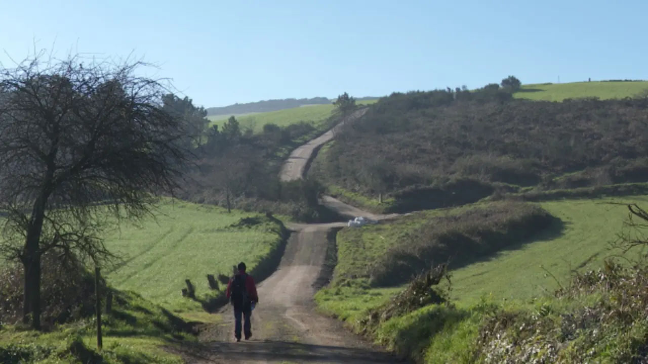 Un peregrino camina entre Negreira y Fisterra. EUROPA PRESS
