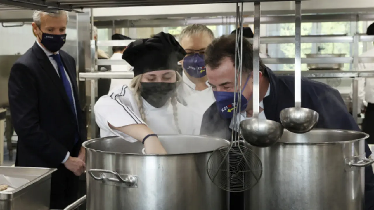Berasategui, en la cocina de Casa Barqueiro, en Negreira. LAVANDEIRA JR.(Efe)