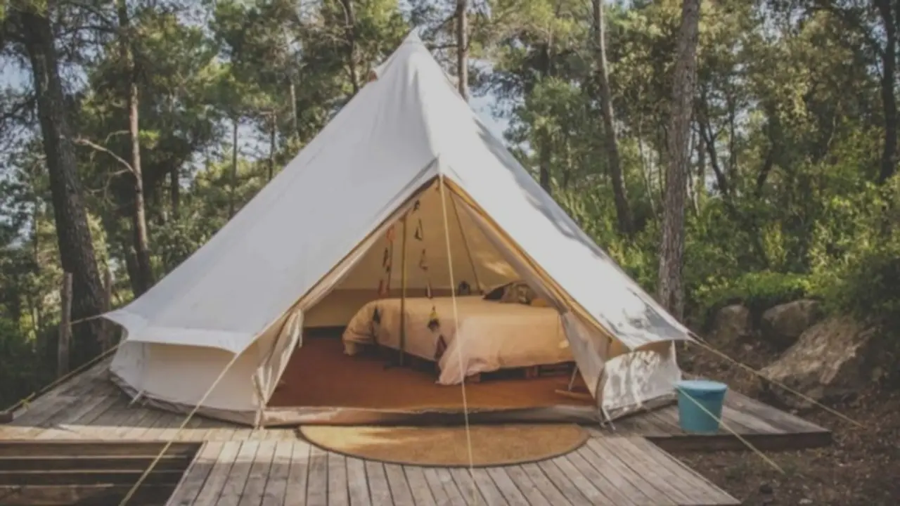 Recreación de una tienda de campaña del campamento turístico que se creará en Sarria. EP