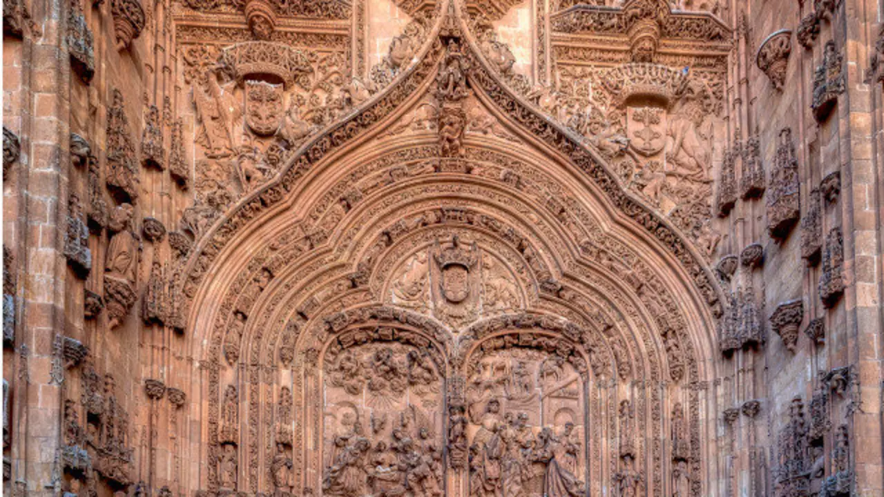 Puerta principal de la catedral Nueva de Salamanca. VÍAMAGICAE