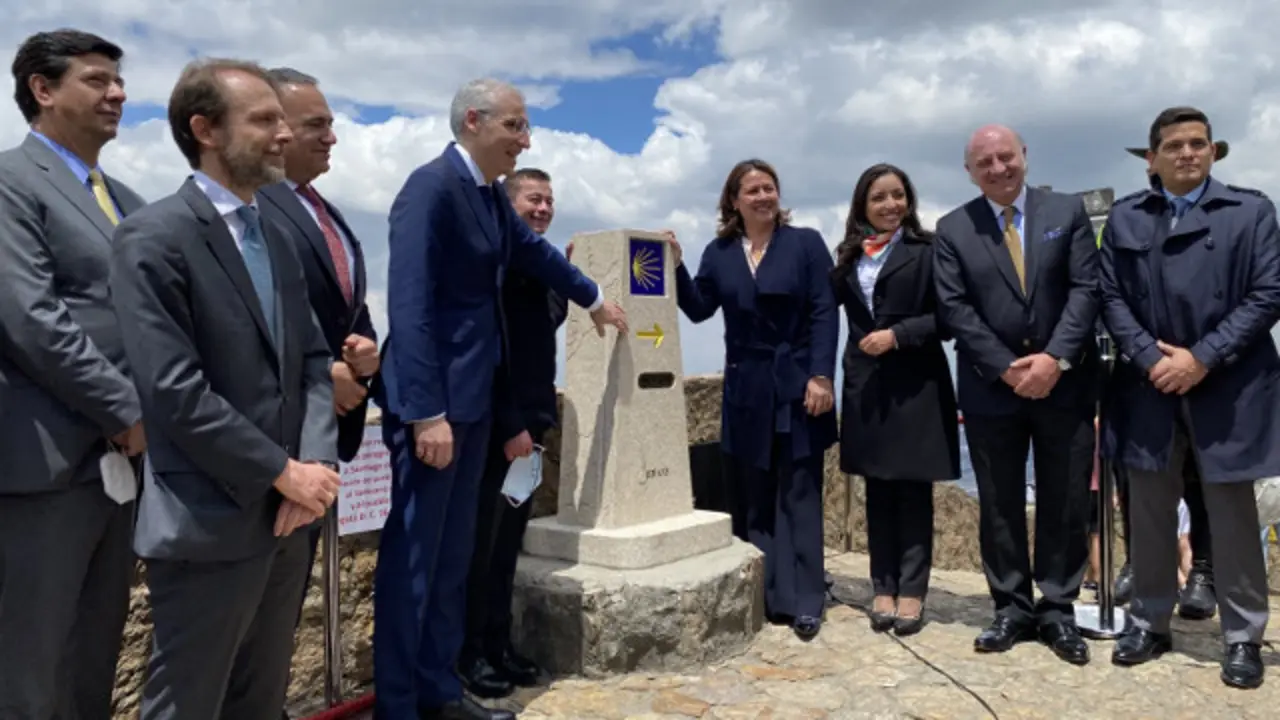 Autoridades gallegas y colombianas, en la inauguración del monolito en Bogotá. XUNTA