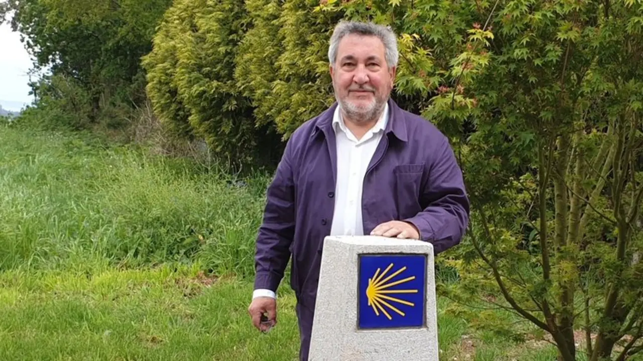 Luís Celeiro, ante uno de los mojones del Camino. AEP
