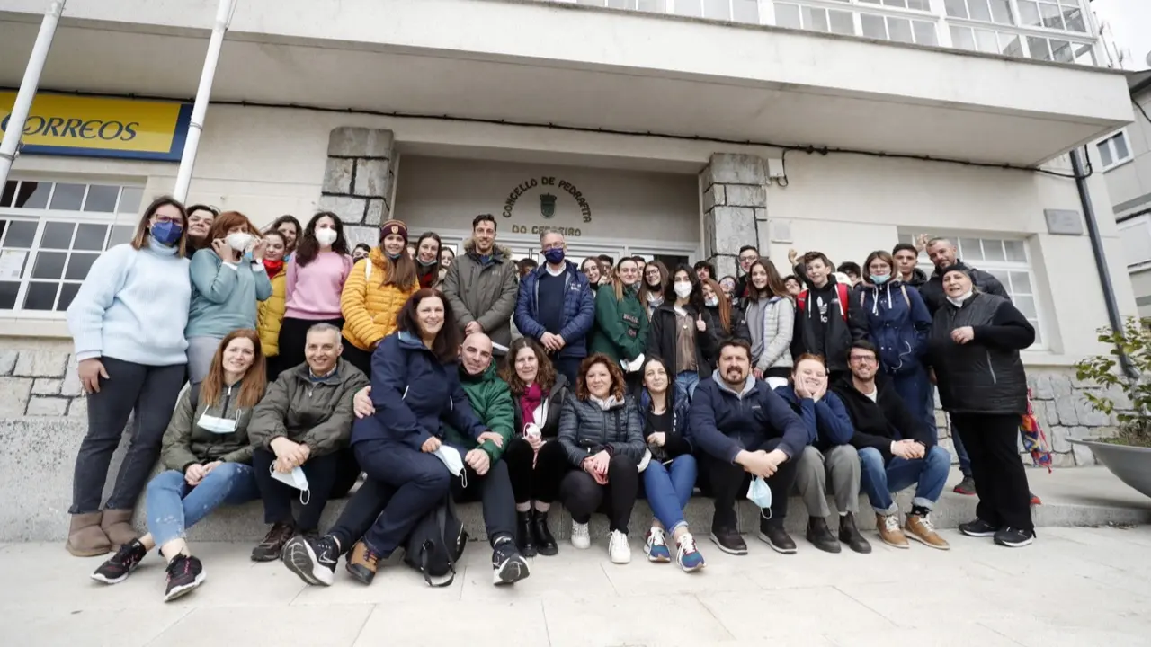 Grupo de participantes no proxecto, diante do Concello, onde foron recibidos polo alcalde. VICTORIA RODRÍGUEZ