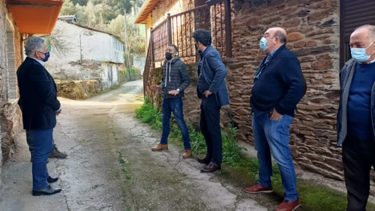 Visita del delegado territorial (segundo por la derecha) a Os Nogais. EP