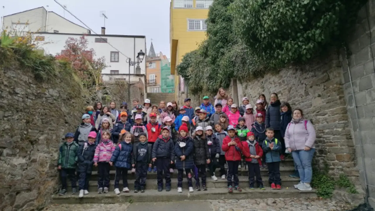 Los alumnos de primero y segundo de primaria del colegio de La Merced, en la escalinata, durante su recorrido por Sarria. EP