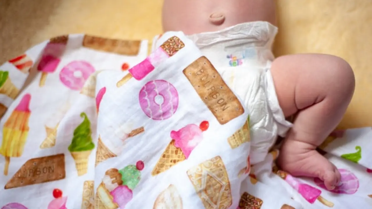 Un bebé con pañales