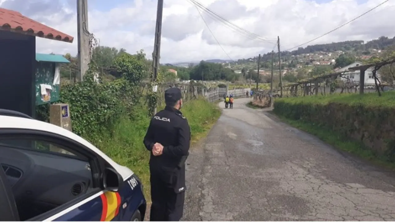 Un agente vigilando el paso de un grupo de peregrinos. DP