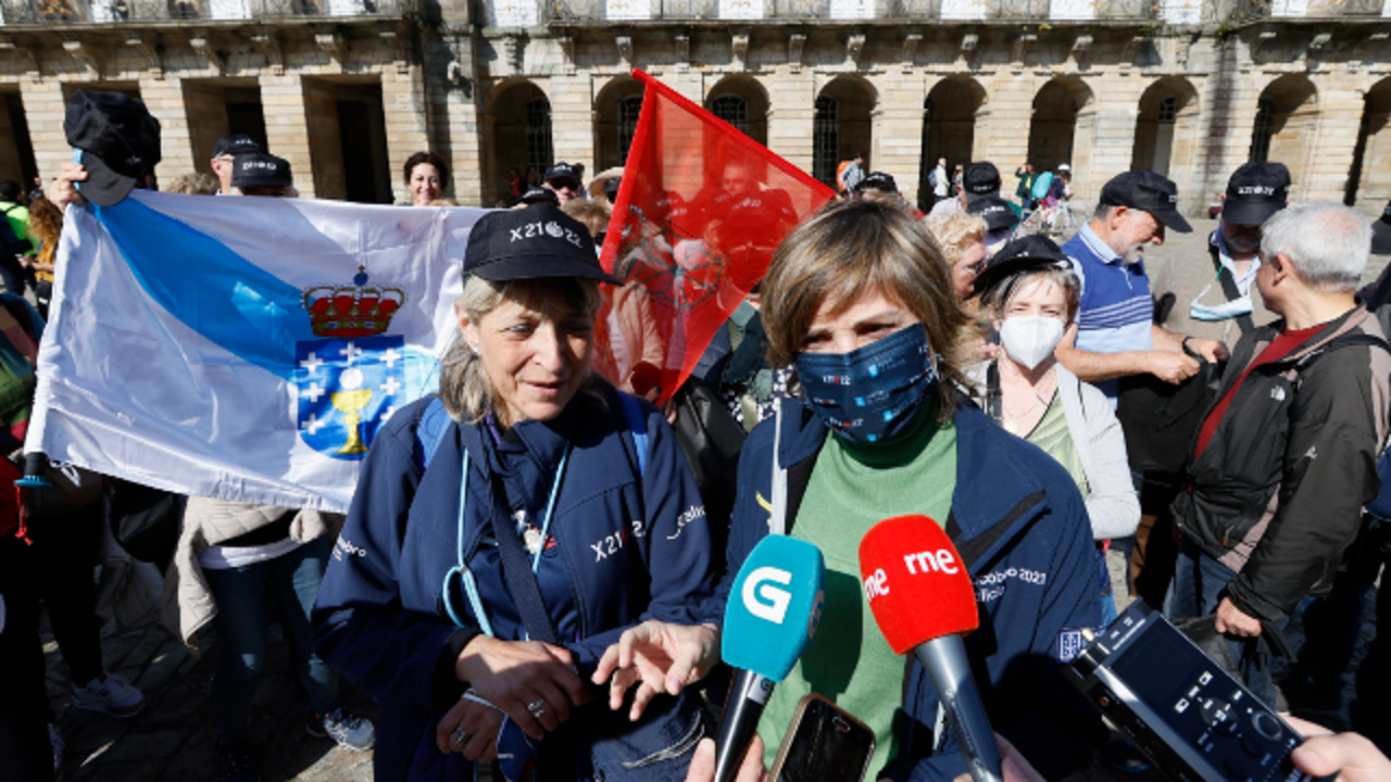 Nava Castro, tras recibir a casi medio centenar de peregrinos este sábado en la plaza del Obradoiro. LAVANDEIRA JR (Efe)