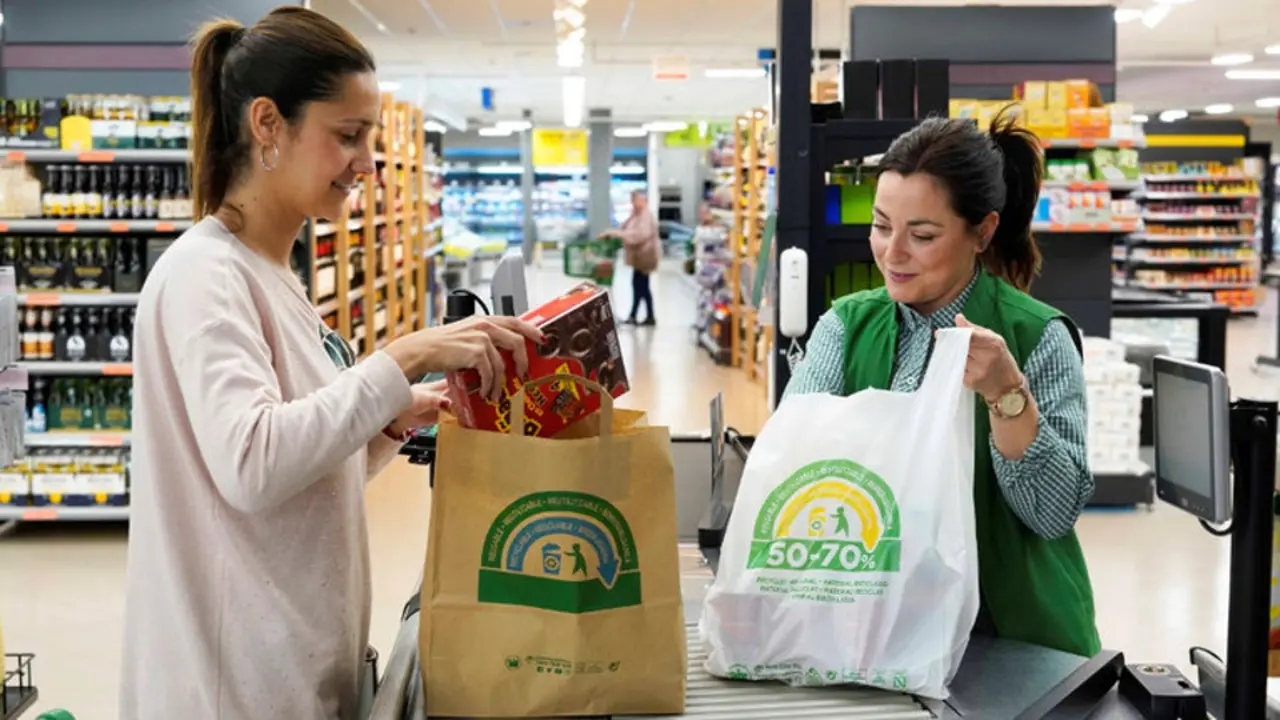 Hay que cambiar el chip en casa, en el trabajo o en la compra: reducir el plástico y tirar solo lo imprescindible. AGN