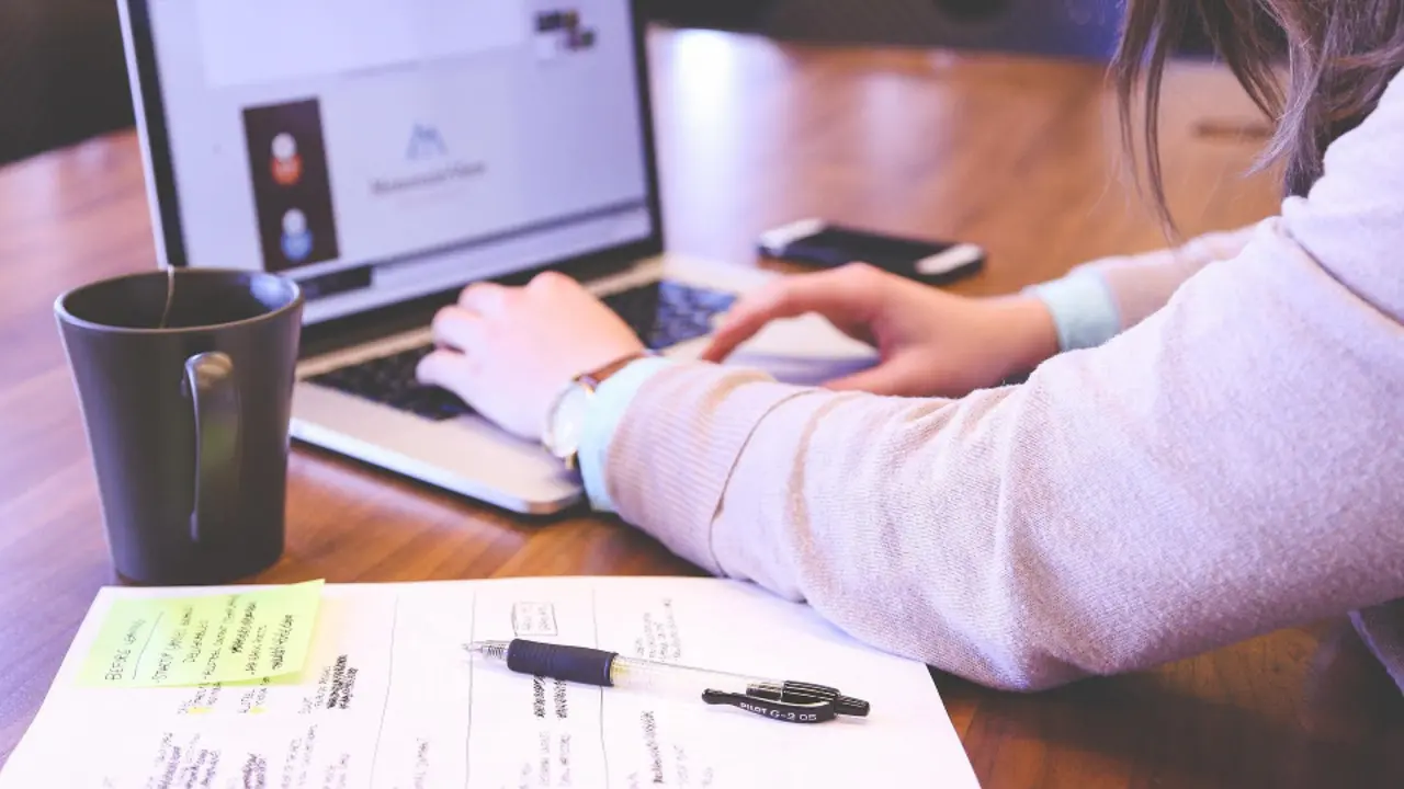 Una chica toma notas en su ordenador