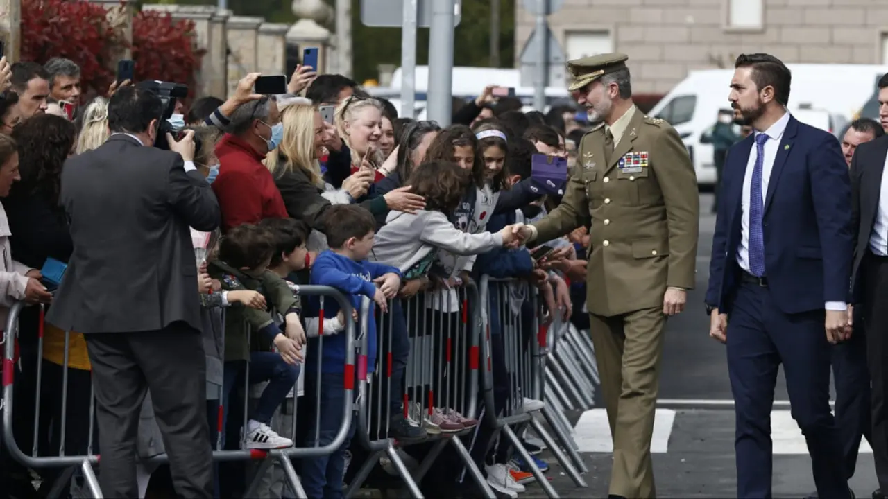 El rey Felipe VI saluda a los vecinos a su llegada a Sarria. SEBAS SENANDE