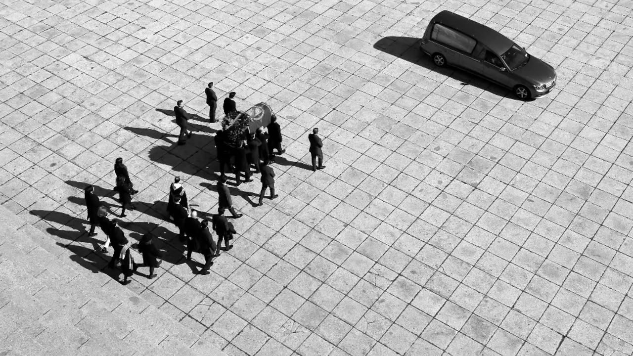 Los familiares portan el féretro con los restos mortales de Franco tras su exhumación. EMILIO NARANJO (EFE)