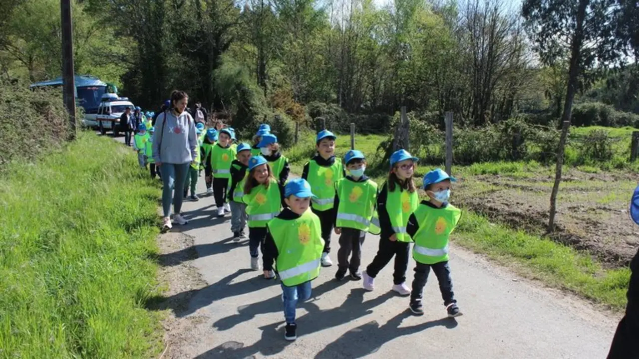 Alumnos y profesores del colegio de la parroquia vilalbesa de Rom&aacute;n, dirigi&eacute;ndose al puente medieval de Marti&ntilde;&aacute;n, donde merendaron. S. IGLESIA