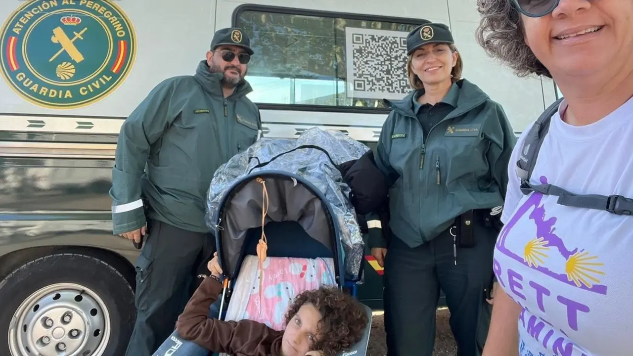 Los agentes y el paciente, en el Camiño. GUARDIA CIVIL DE PONTEVEDRA