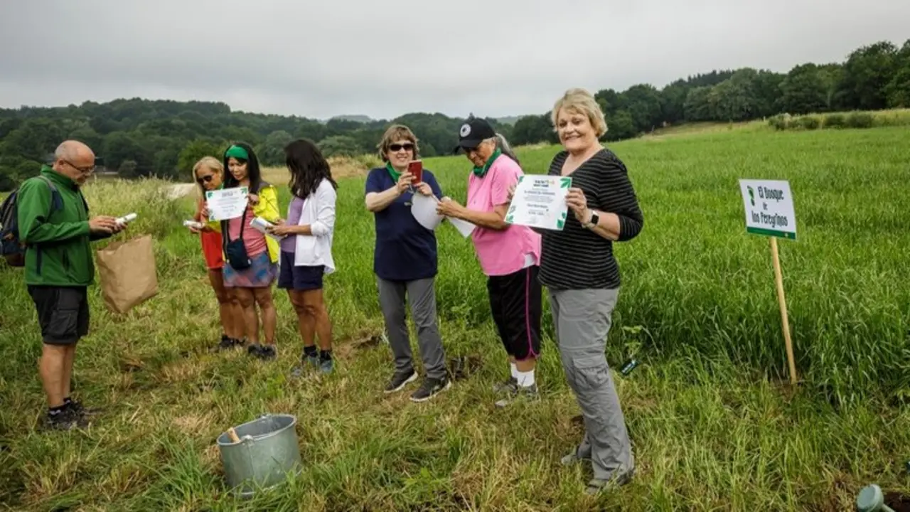 Un grupo de peregrinas norteamericanas plantaron árbores onte pola mañá. THE WAY TOURS
