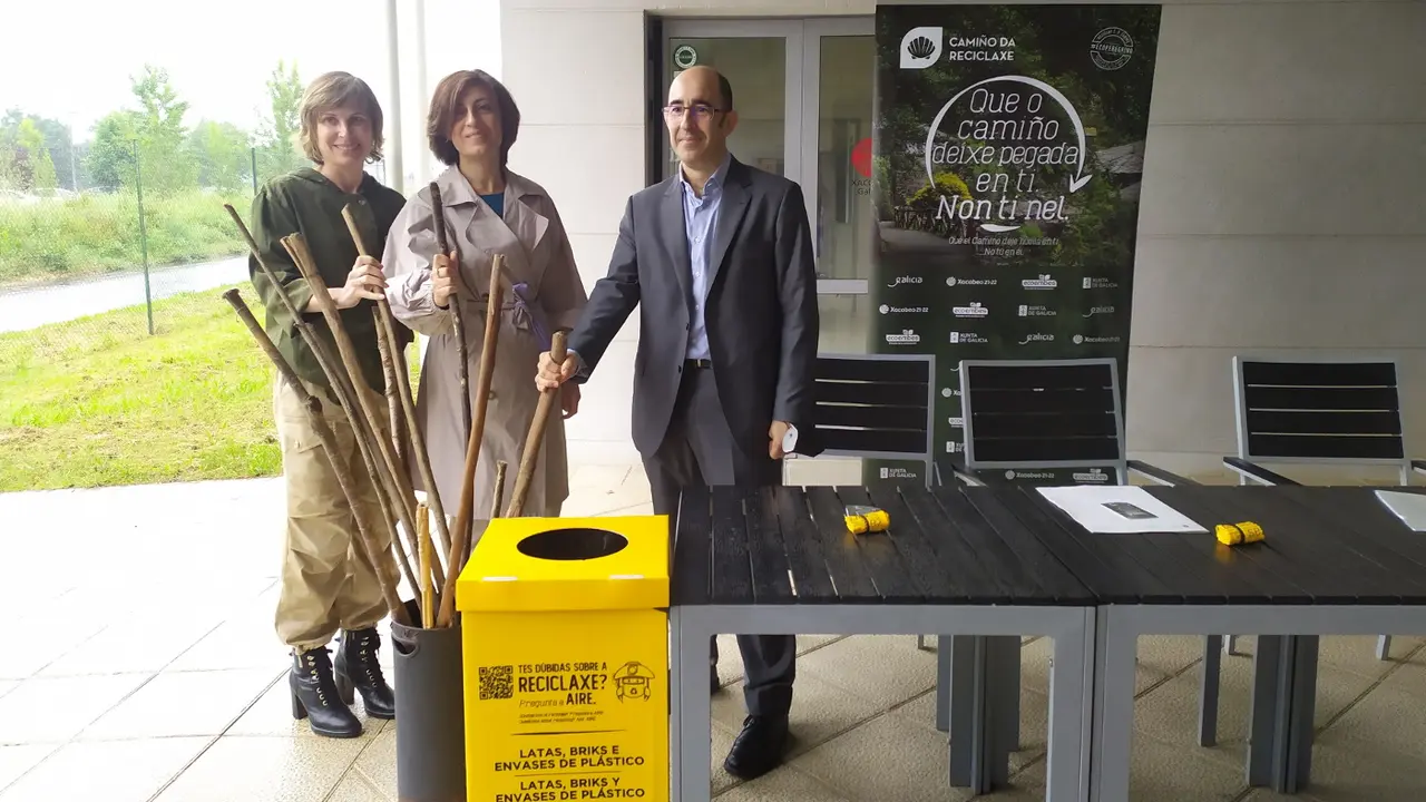 La conselleira de Medio Ambiente, Ángeles Vázquez; el gerente de la zona norte de Ecoembes, Fernando Blázquez; y la directora de Turismo de Galicia, Nava Castro, durante la presentación de Camino del Reciclaje. EUROPA PRESS