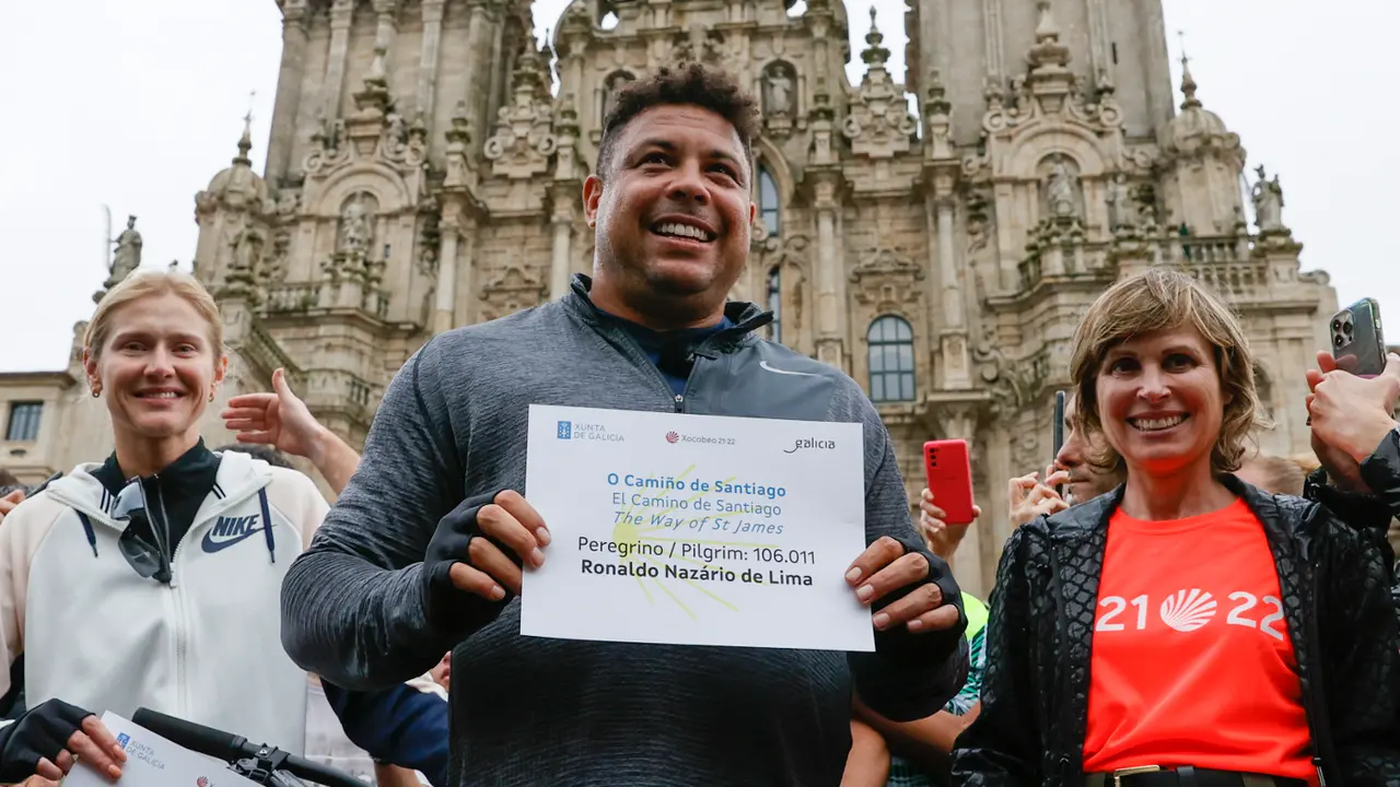 Ronaldo Nazário posa en la Praza do Obradoiro acompañado por su novia, Celina Locks (i), y de la directora de Turismo de Galicia, Nava Castro (d). LAVANDEIRA JR
