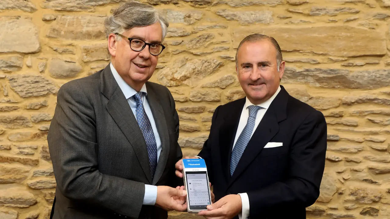 Juan Manuel Vieites, presidente de la CEG, y Pablo Junceda, director general de Sabadell Gallego, en la presentación de la campaña. EP