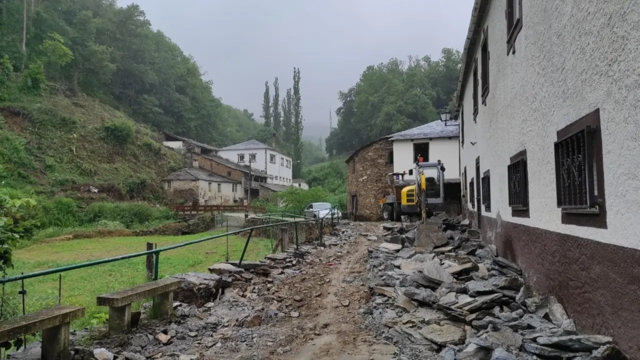 Obras de mejora del Camino de Santiago en el núcleo de A Balsa. EP