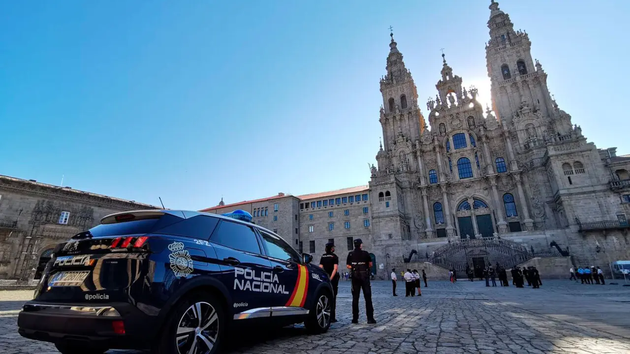 Policía Nacional en la Praza do Obradoiro. EP