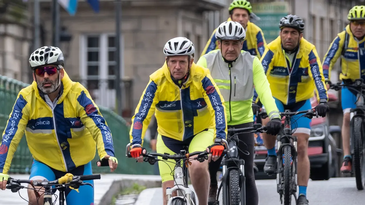 Rueda, a su paso por Caldas mientras hace el Camino en bicicleta. EUROPA PRESS