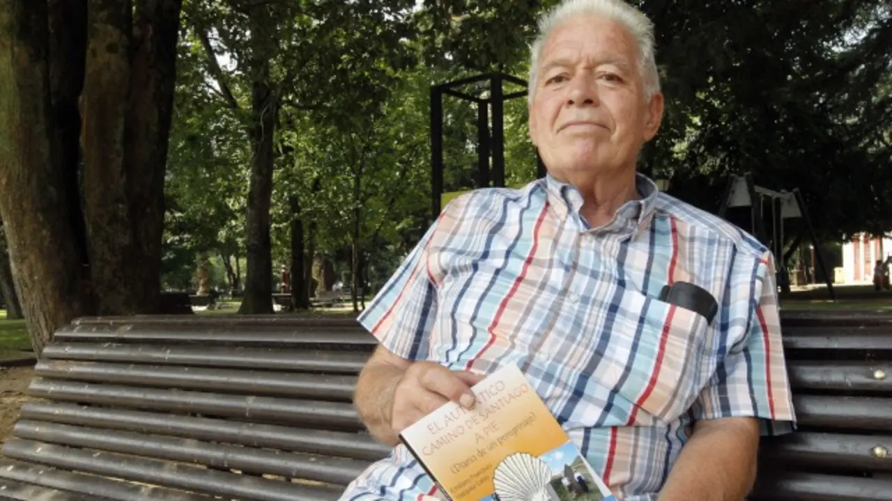 Emiliano Vázquez Calvo, con su libro. SABELA CORBELLE
