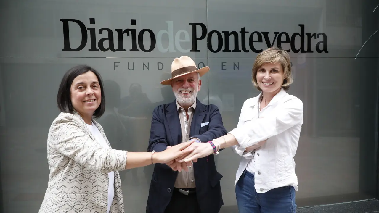 Sonia González, Tino Lores y Nava Castro en el Diario. JOSÉ LUIZ OUBIÑA