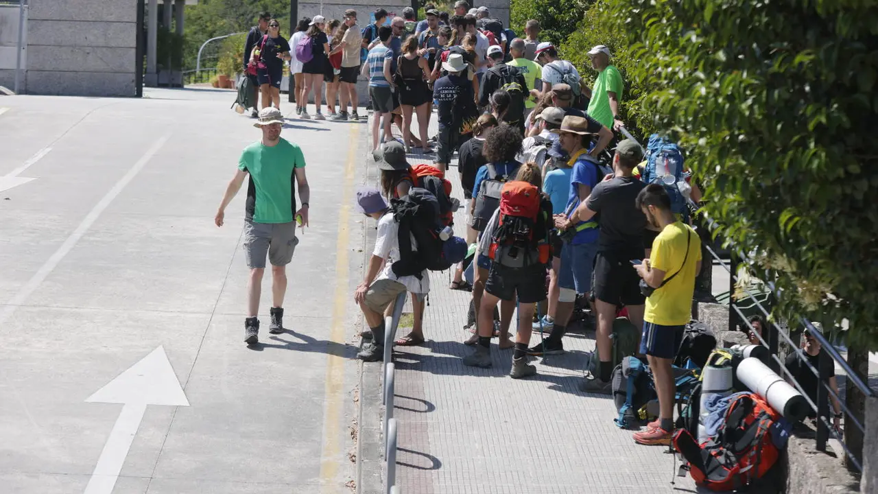 Colas en la entrada del albergue de peregrinos en Pontevedra. GONZALO GARCÍA