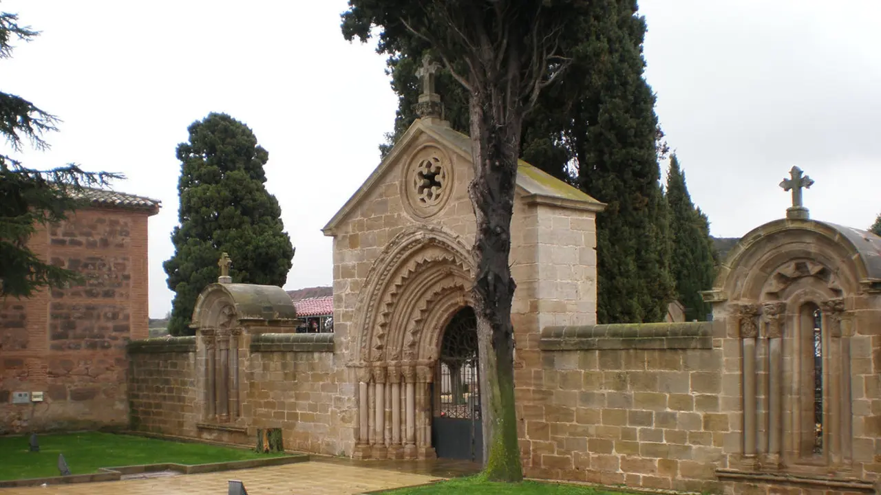 Portada del cementerio de Navarrete.