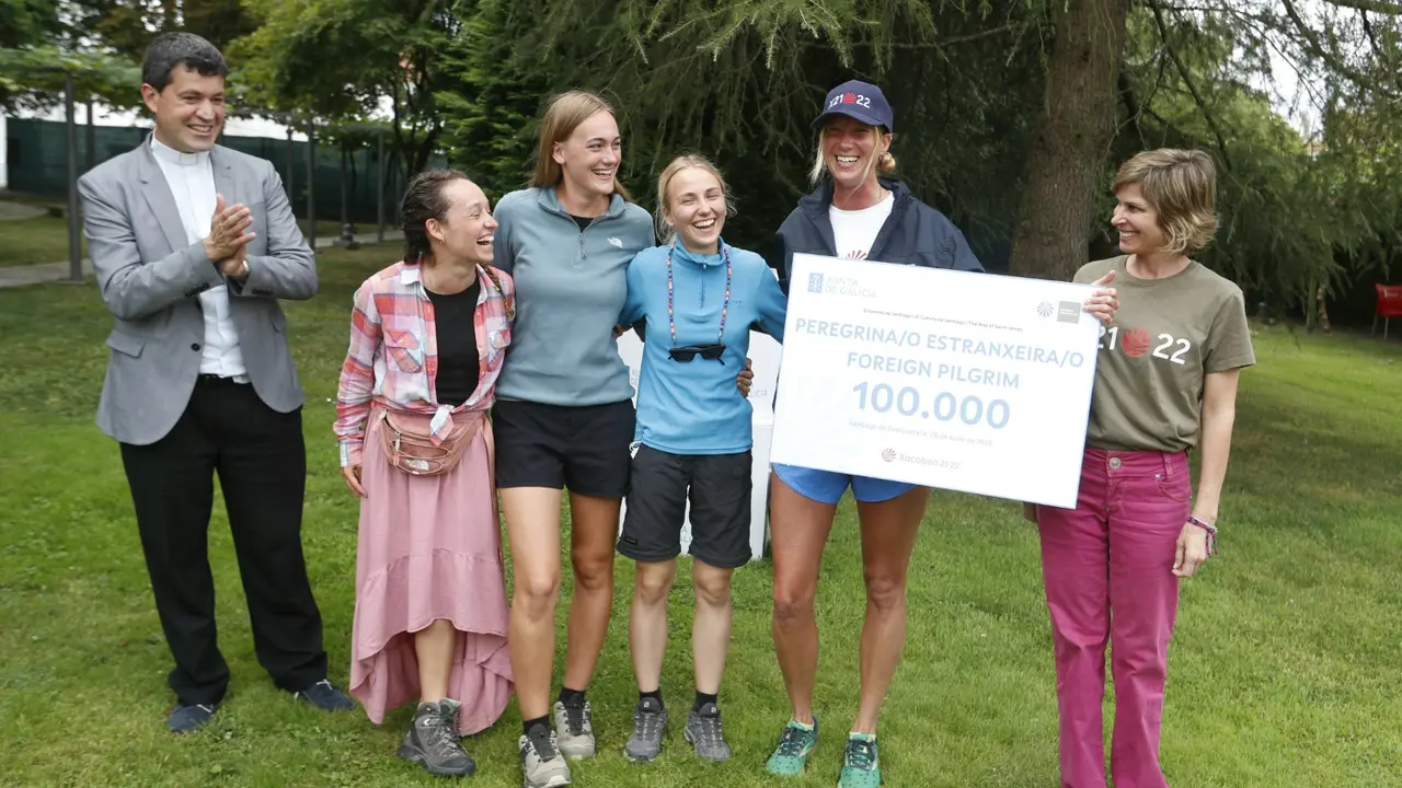 Hannah recibiendo la Compostela. XUNTA