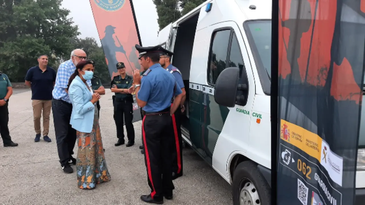 Isabel Rodríguez y algunos representantes municipales de Sarria saludan a las fuerzas de seguridad. EP
