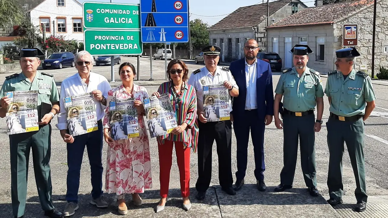 A subdelegada, representantes de colectivos e das forzas de seguridade, presentando a campaña. DP