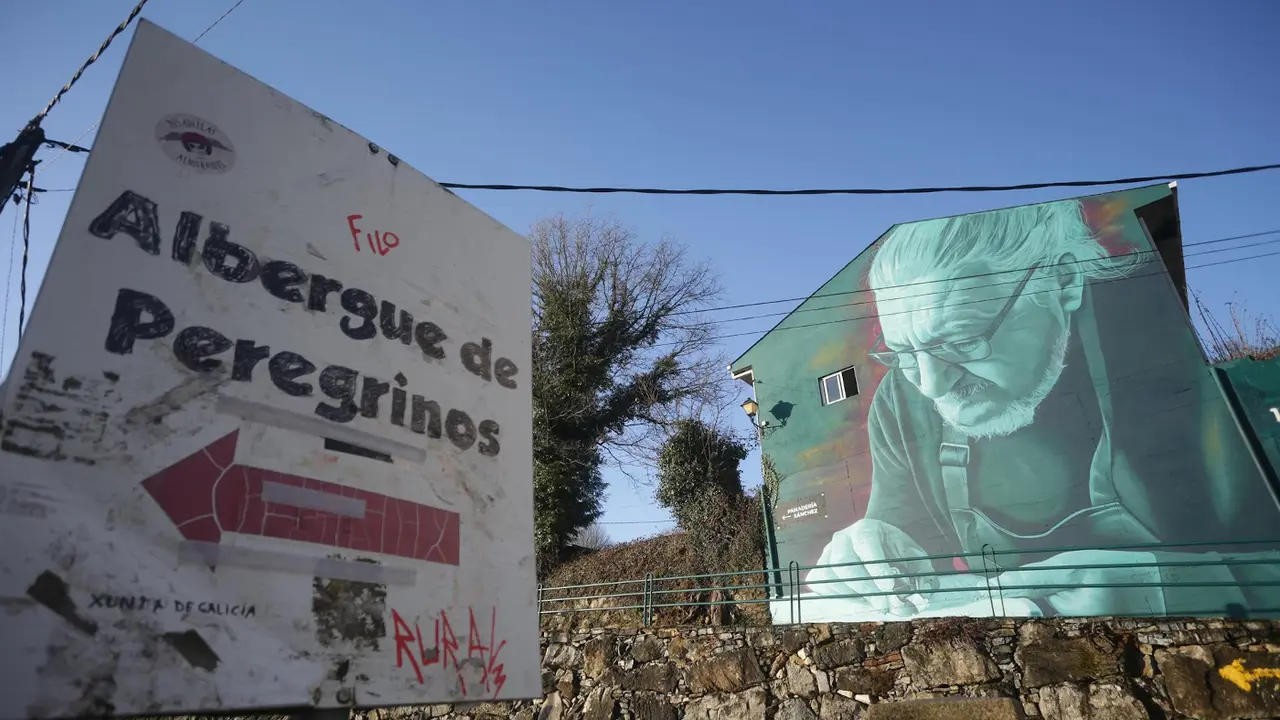 Retrato del luthier Xermán Arias, en un edificio de Triacastela. EUROPA PRESS