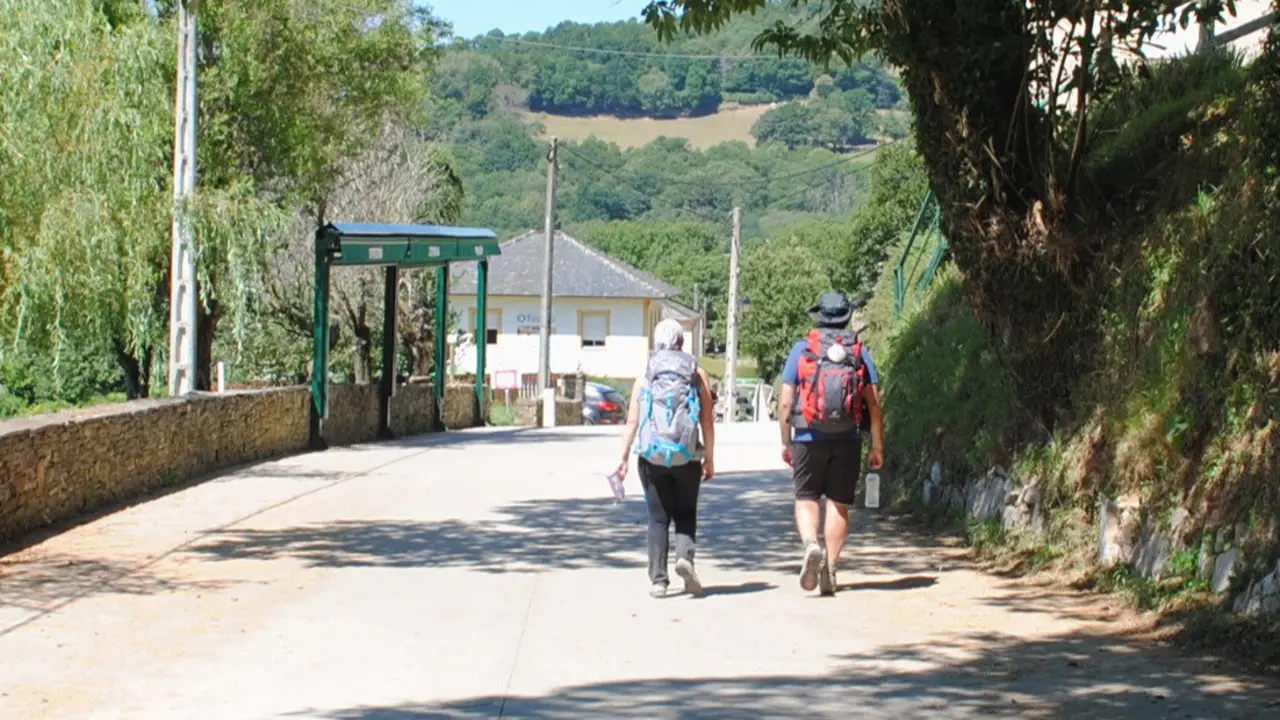 Unos peregrinos, a su llegada a la localidad de Triacastela. AEP
