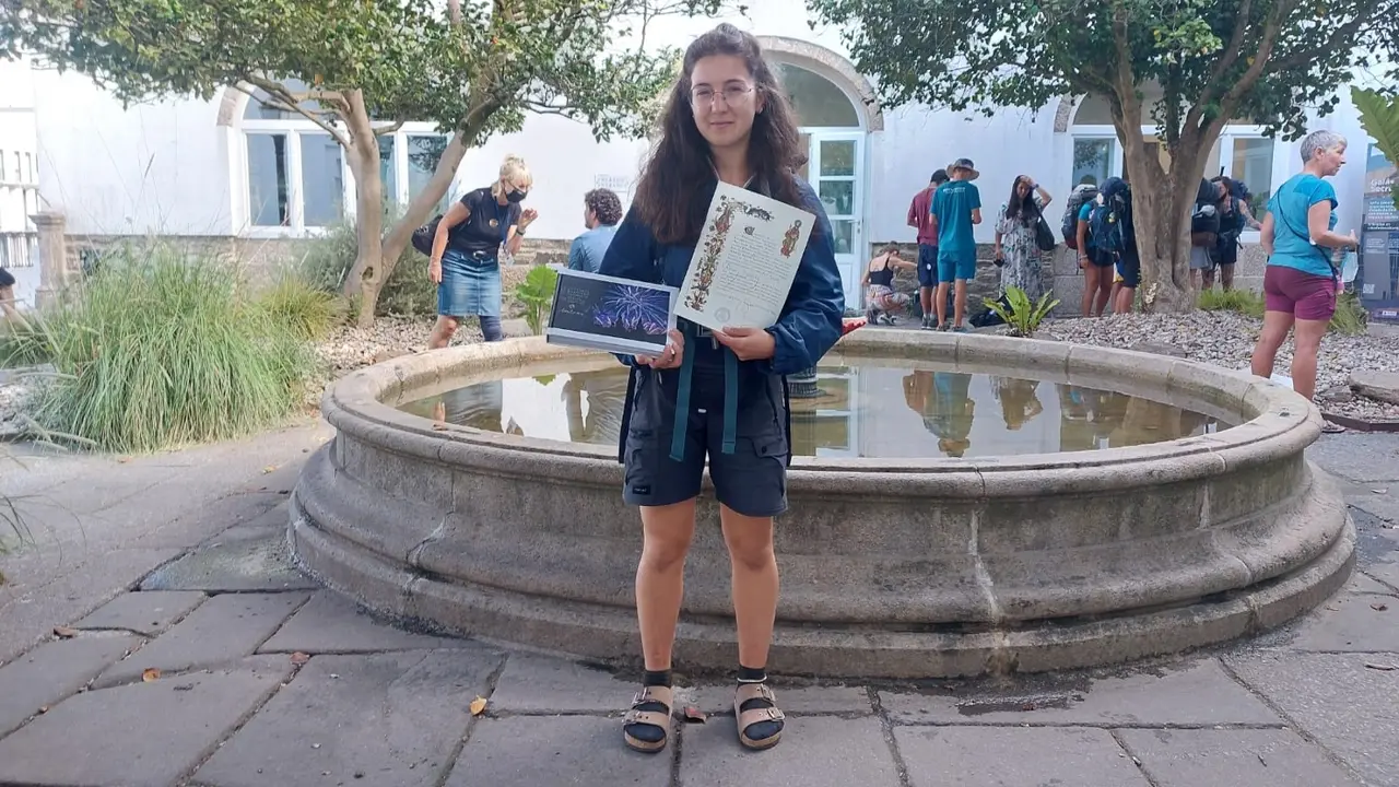 La peregrina, Chiara Birocchi, con la compostela número 300.000 de este 2022. EUROPA PRESS