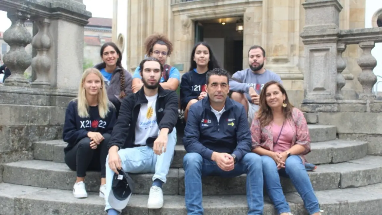 El delegado de la Xunta (centro) junto al grupo de voluntarios que cooperaron en julio y agosto con el centro capitalino. ANXO LORENZO