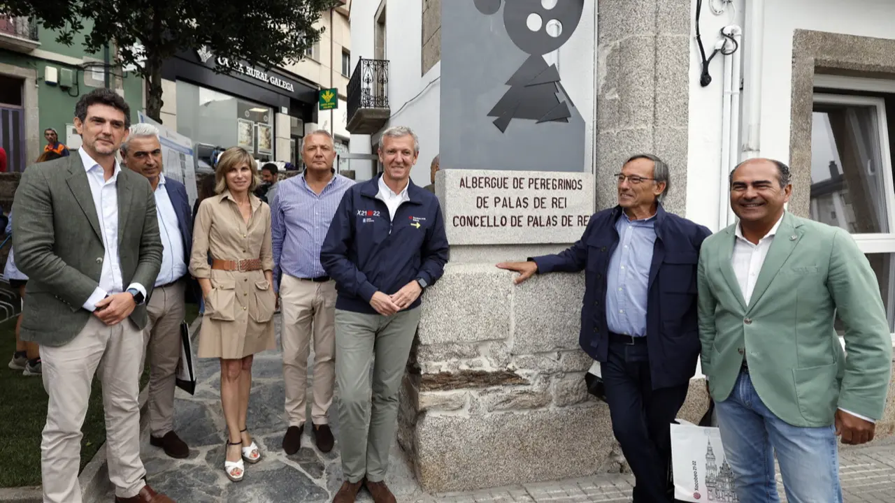 Rueda, este martes junto a caminantes y autoridades en Palas. SEBAS SENANDE