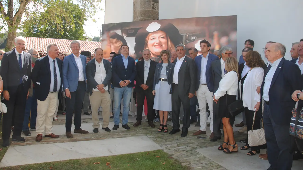 Las autoridades ante una imagen de la fallecida Aida Menéndez en Diomondi. DAVID CABEZÓN