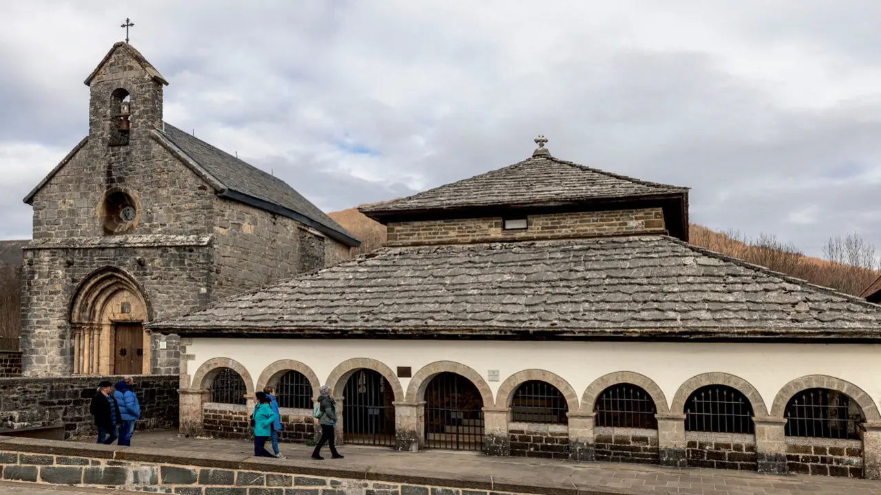 Iglesia de Santiago y capilla de Sancti Spiritus, en Roncesvalles. VIAMAGICAE