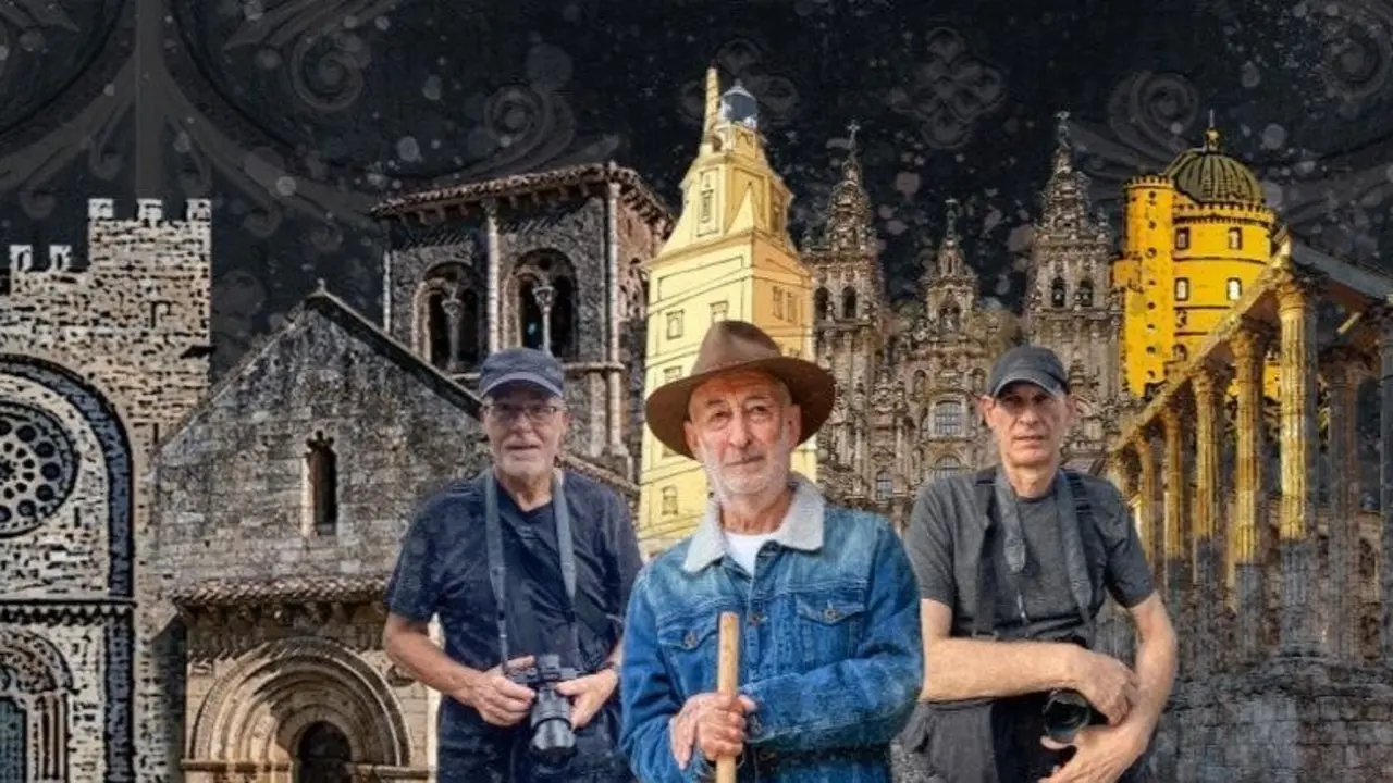 Los tres autores, ante un montaje de algunas de las puertas más monumentales del Camino. EP