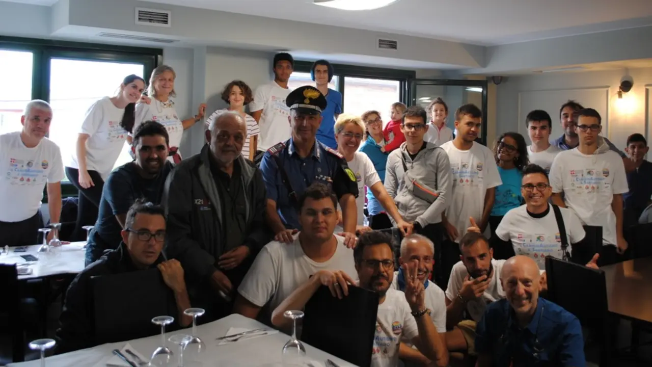 Parte de la expedición, comiendo tras su llegada a Sarria. D. CENDÁN