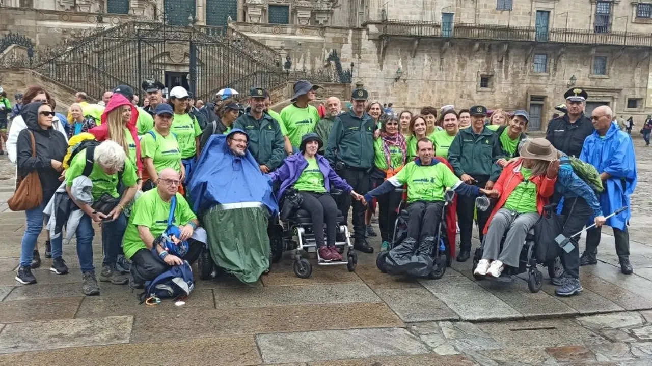La comitiva de la asociación ComposELA en el Obradoiro. EP