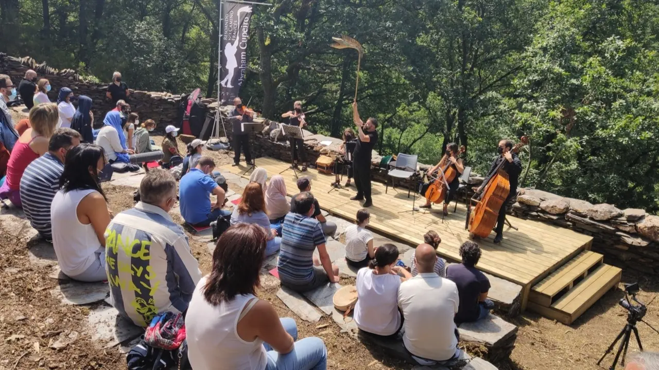 Concierto de Cupeiro en una alvariza de Triacastela, dentro del ciclo Resoando no Camiño.