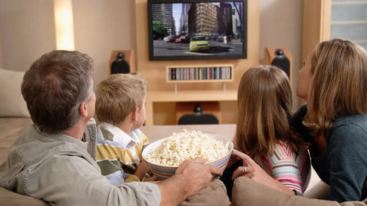 una familia viendo una película