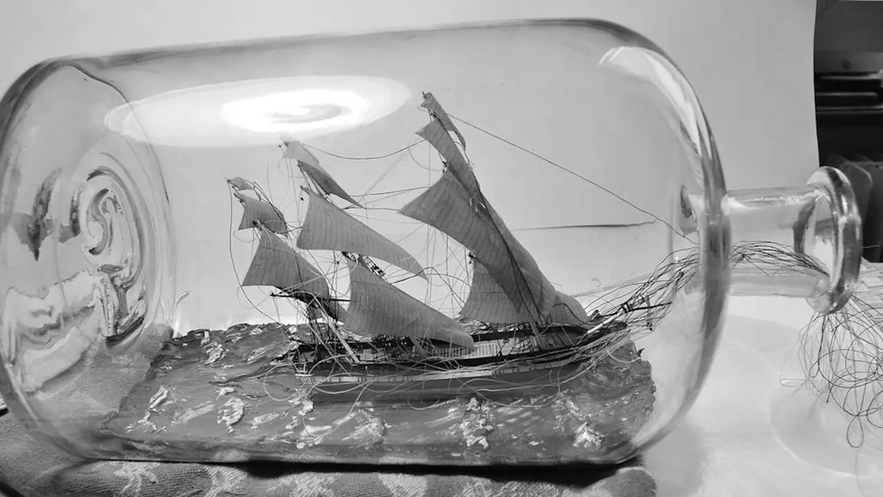 botella con un barco