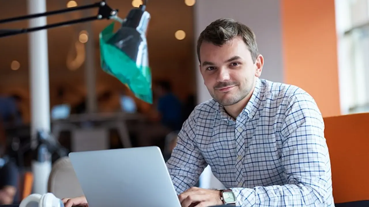 un chico escribe en su ordenador