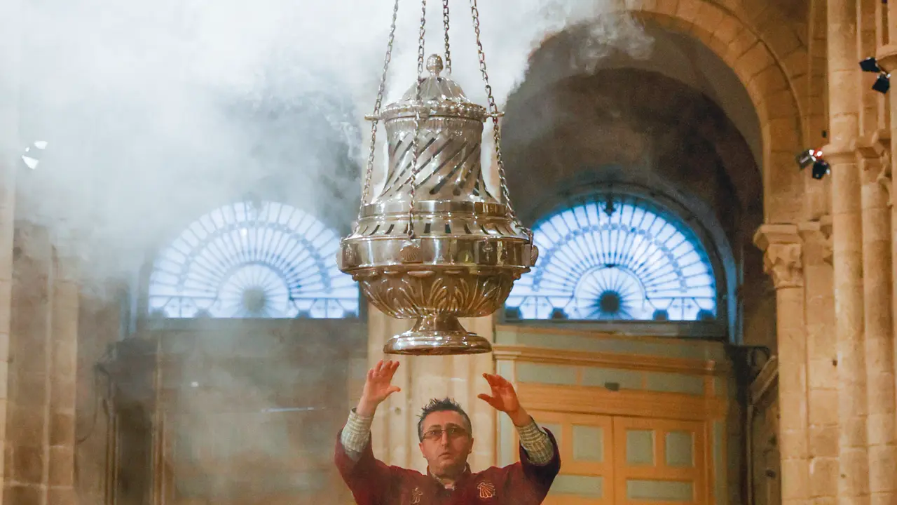 Vista del botafumeiro durante la ceremonia de la Traslación del Apóstol Santiago, en la víspera del cierre de la Puerta Santa. LAVENDEIRA JR (EFE)